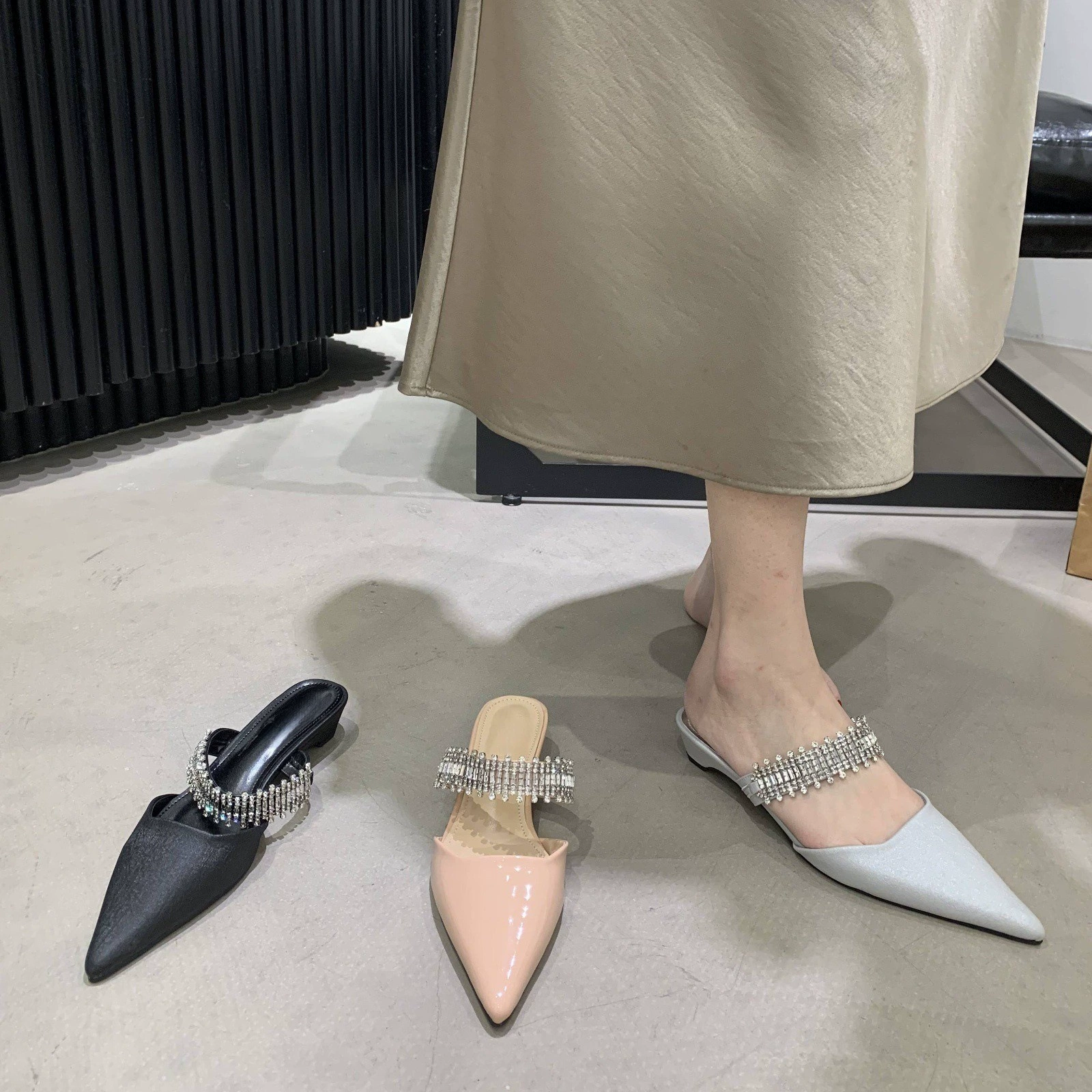 Chuyuji Verano Unni Pedrería Tiras en el Tobillo Hada Punta Cerrada Medias Chanclas Mujer Tacón Cuadrado Mules · MOHE China shoe factory