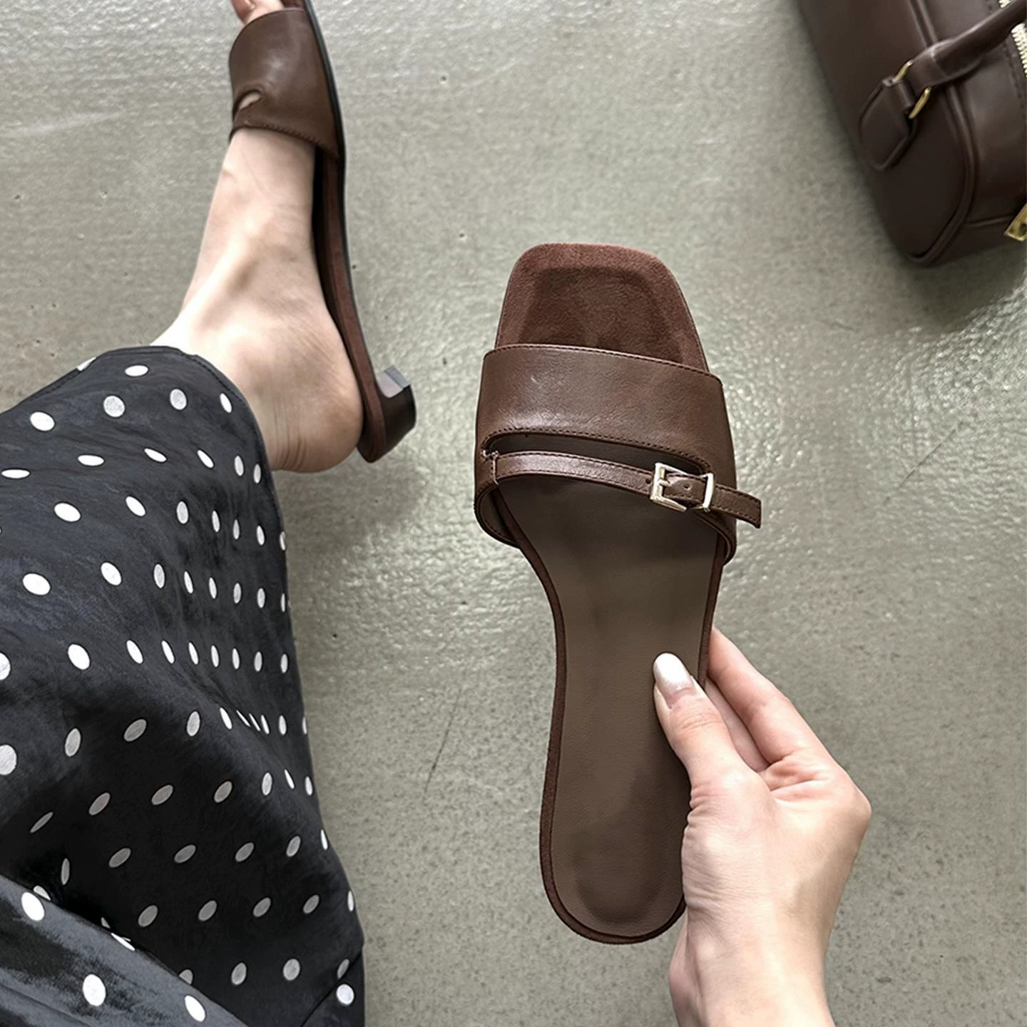صنادل تشويوجي النسائية الفرنسية الريترو ذات المربع المسطح لقضاء العطلة على الشاطئ · MOHE China shoe factory
