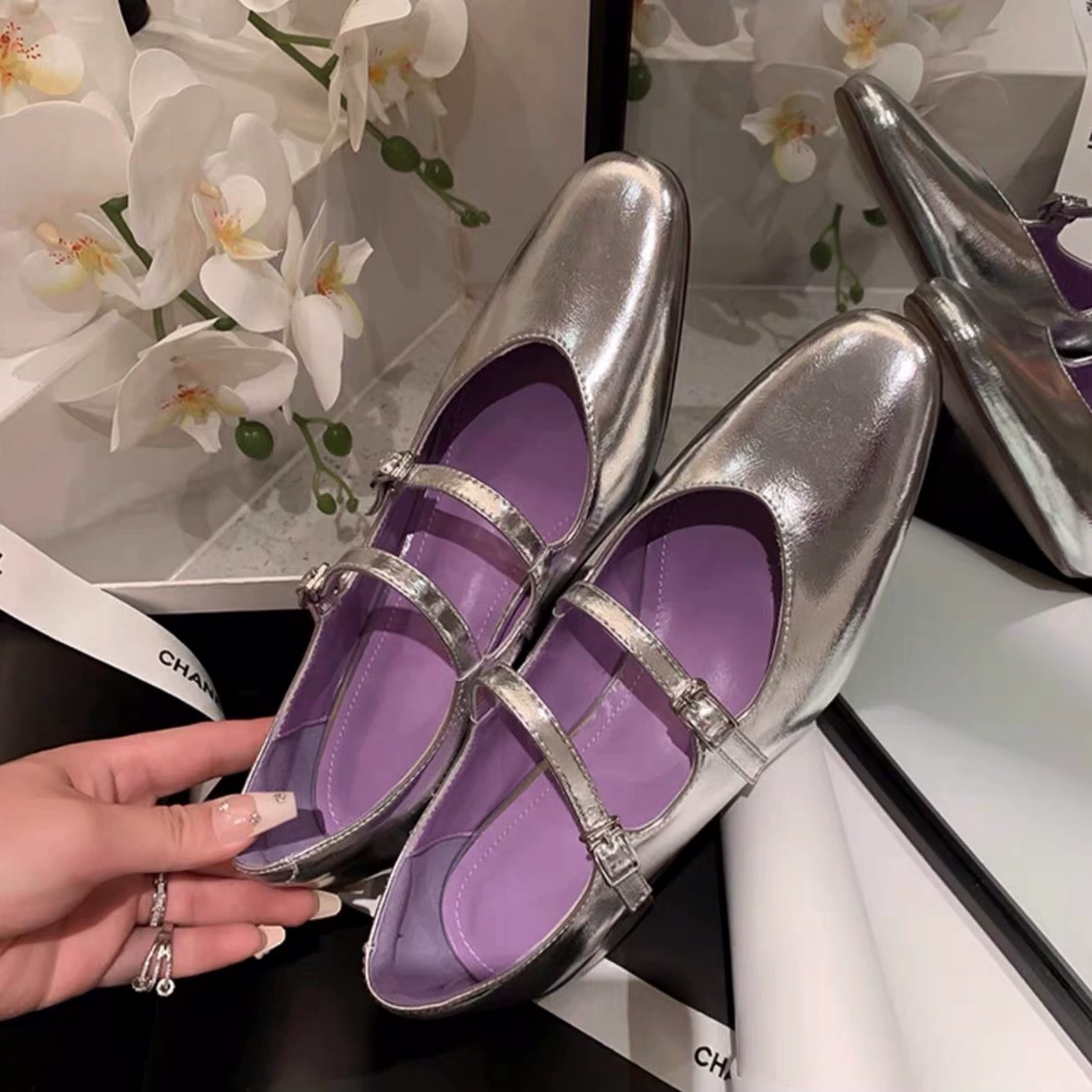 Chaussures Mary Jane argentées à double boucle été 2025, femmes, talon épais rétro, style petite fragrance, escarpins sandales · MOHE China shoe factory