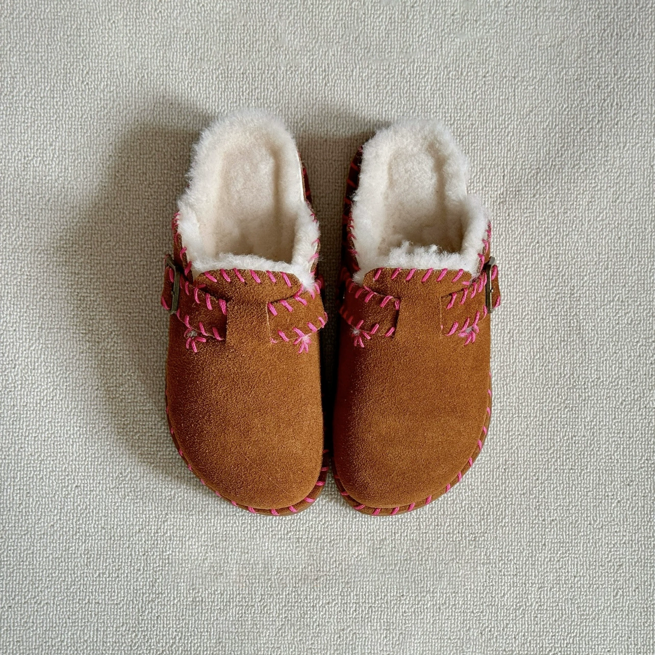 Nouvelles pantoufles en coton doublées en polaire enveloppantes Birkenstock pour femme Automne Hiver, demi-pantoufles décontractées · MOHE China shoe factory