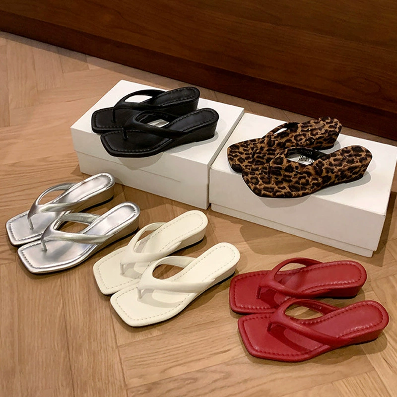 Tongs femme rétro français compensé imprimé léopard été vacances plage 2026 nouvelles · MOHE China shoe factory