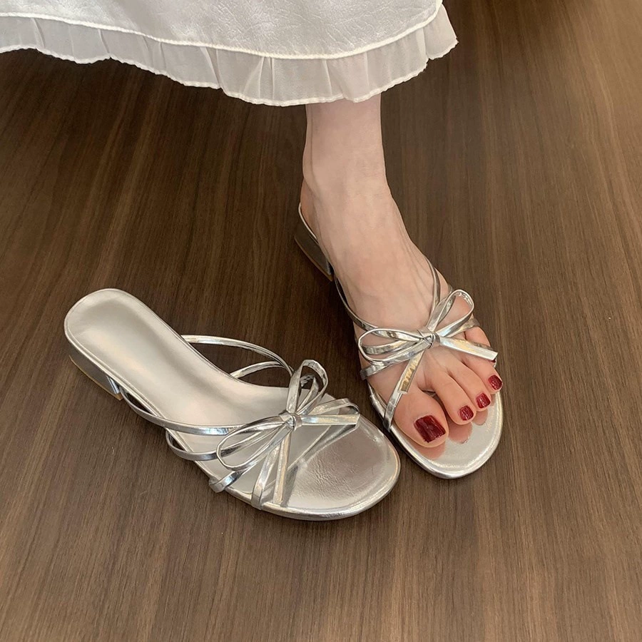 Sandales à talon argenté avec nœud papillon français, été plage vacances 2026 pour femmes · MOHE China shoe factory