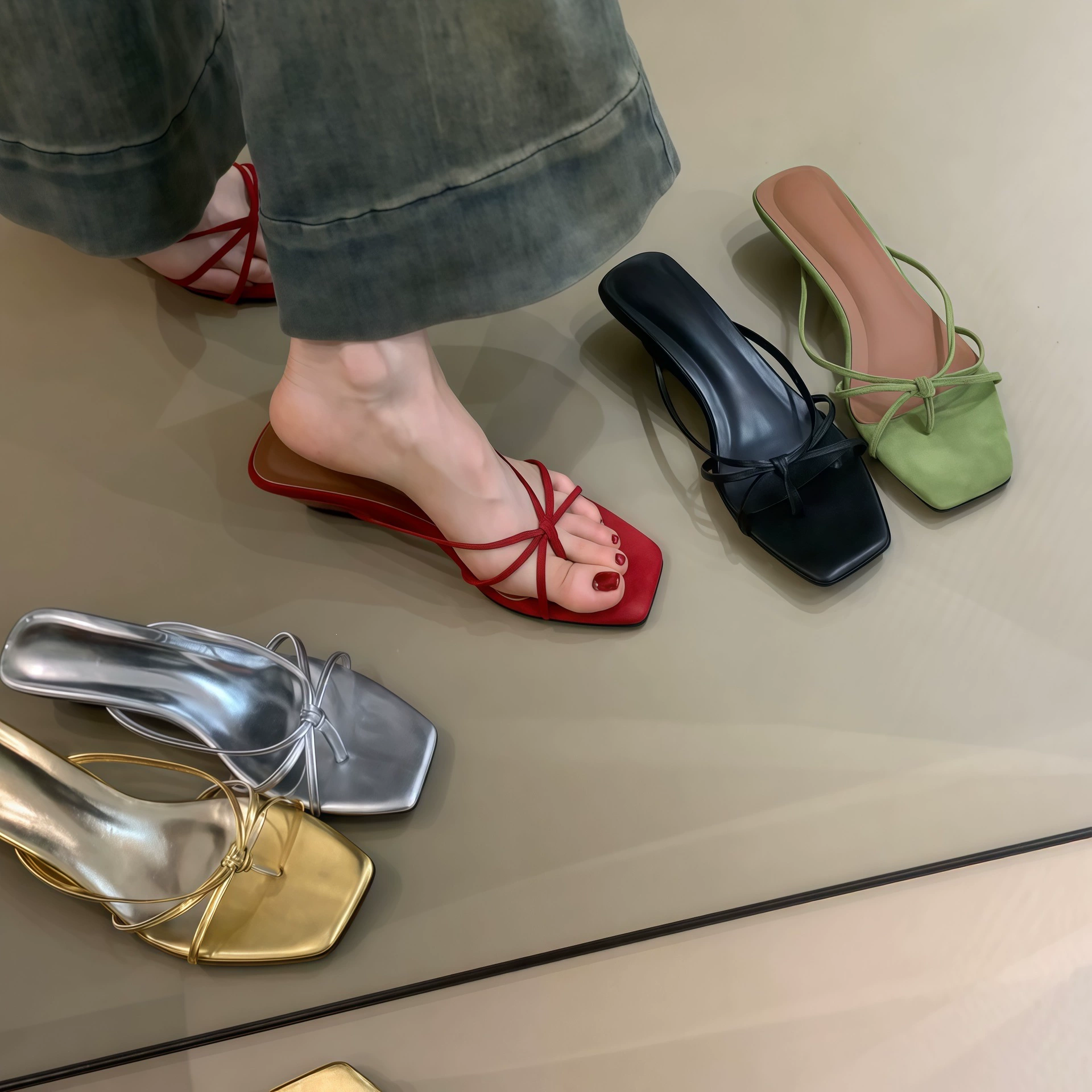 Tongs à anneau d'orteil françaises pour femme, 2026, nouvelles, sandales à brides compensées rouges été · MOHE China shoe factory