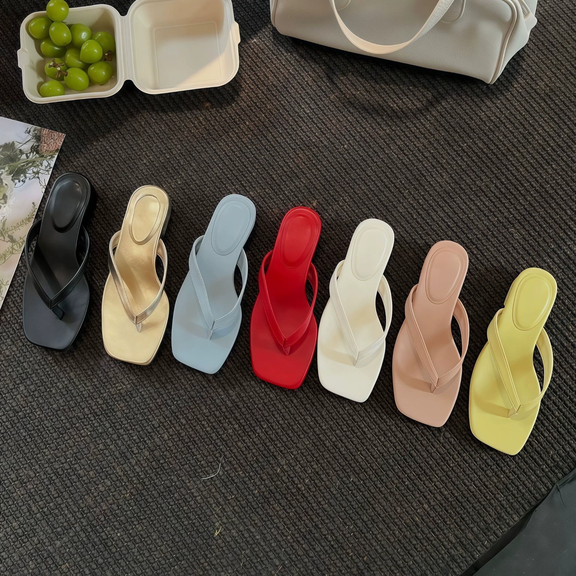 Sandálias de Tiras Chuyuji Femininas Coreanas Simples Férias 2026 Verão Salto Médio Casual · MOHE China shoe factory