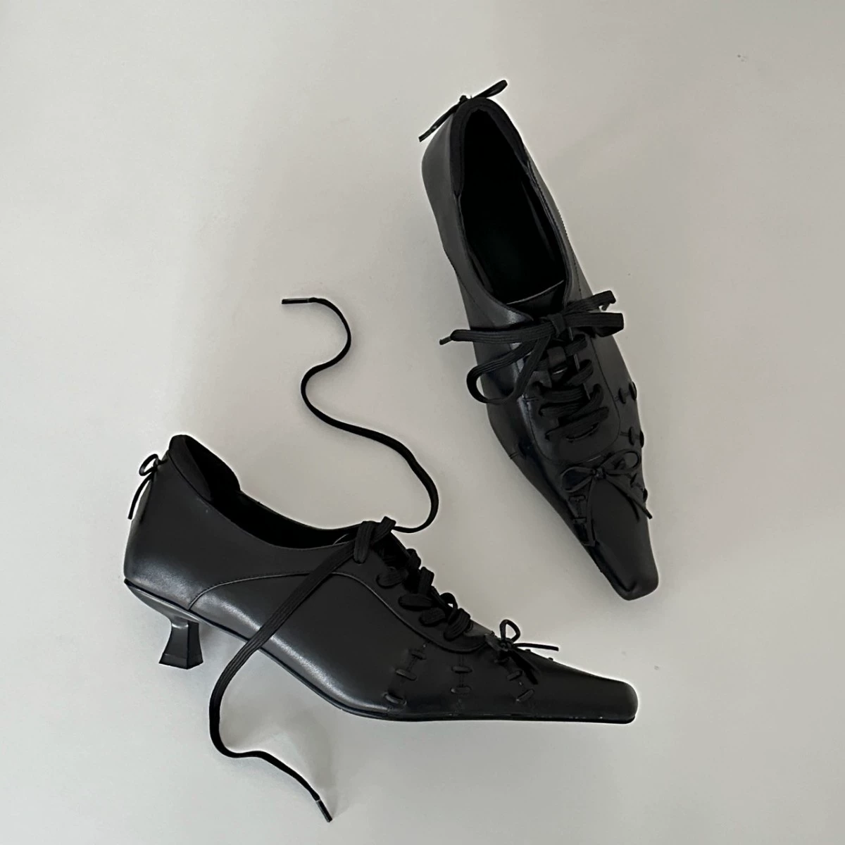 Nouvelles chaussures de sorcière à talon fin design niche pour femme Printemps, vintage, pointues, gothiques, lacets, cuir · MOHE China shoe factory