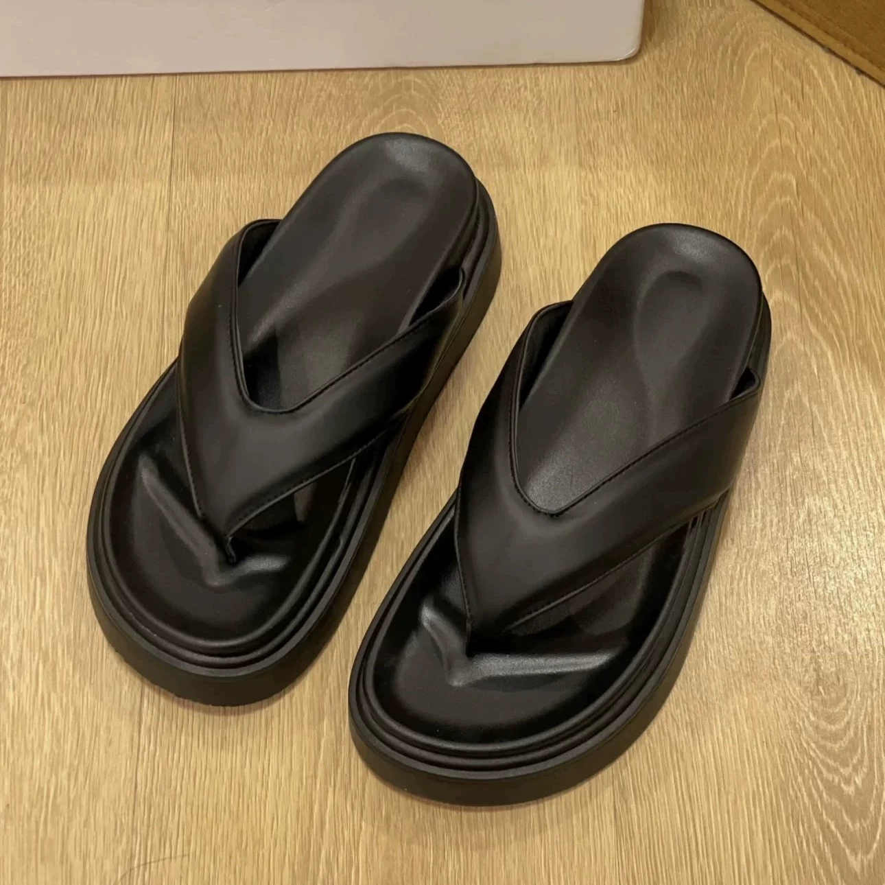 2025 Neue dicke Sohle Flip Flops für Damen, Strandsandalen mit Höhenzunahme