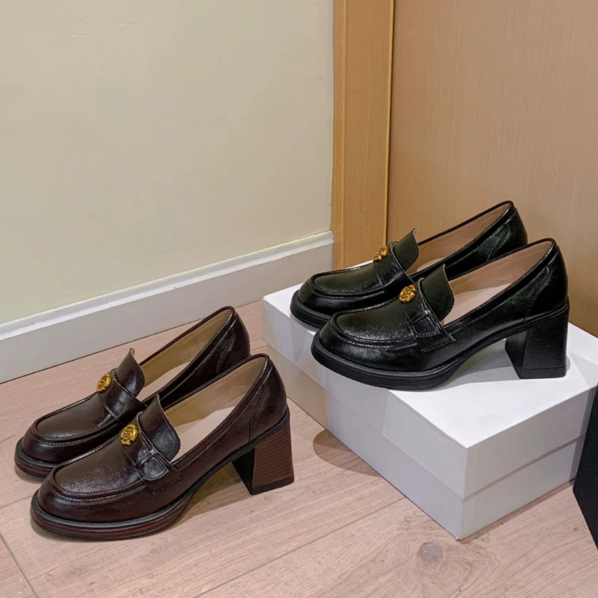 Mocassins Femininos com Camélia, Salto Grosso, Estilo Britânico, Couro Genuíno, 2025