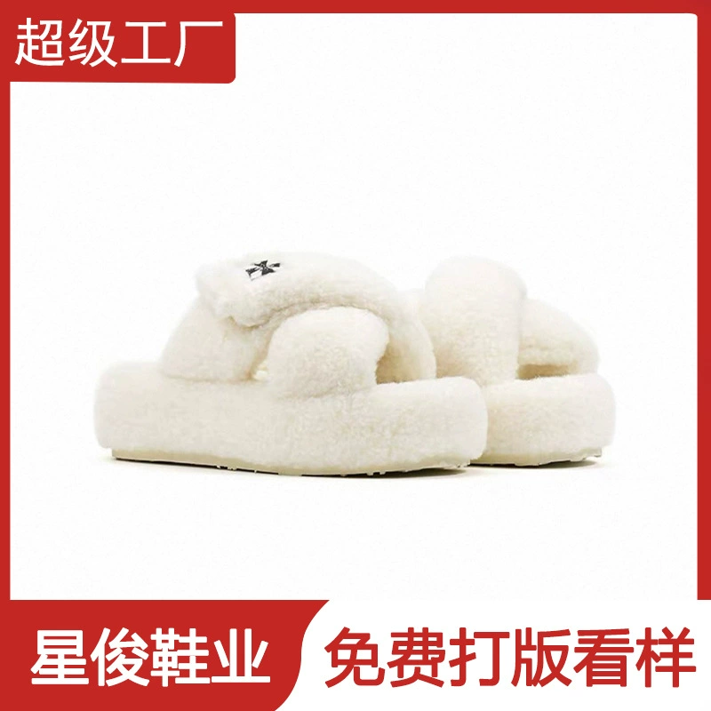 Chinelos Peludos Sola Grossa Doces Chen Yihan Mesmo Estilo para Mulher, Inverno Cruz Metálica