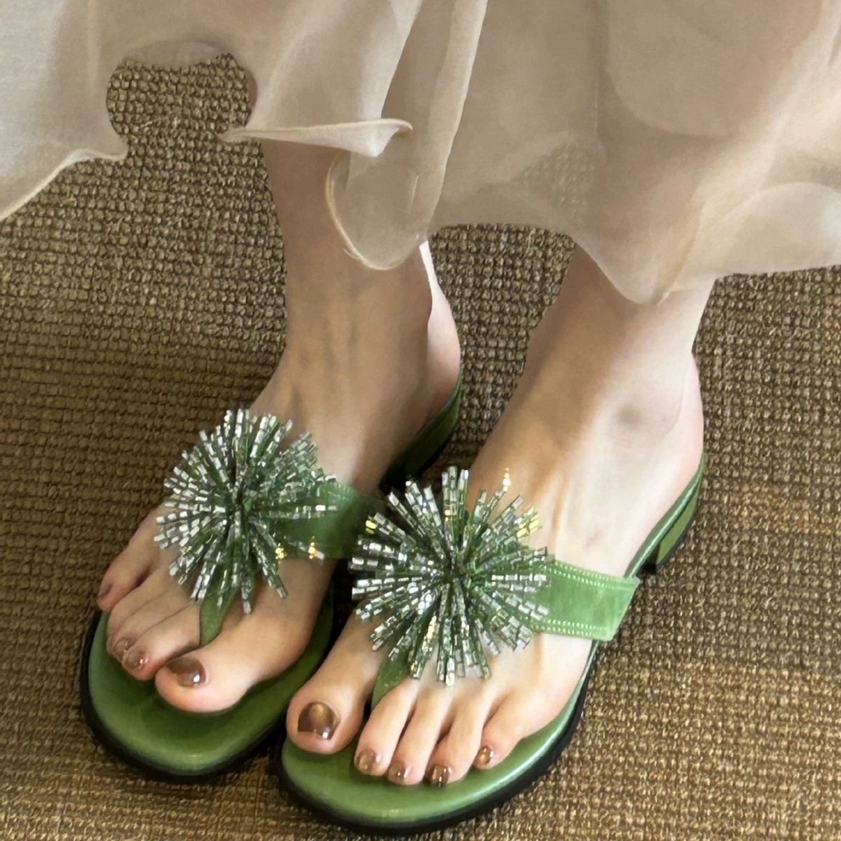 Nuevas chanclas de verano 2026 con diseño de fuegos artificiales y pedrería, tacón grueso, para mujer