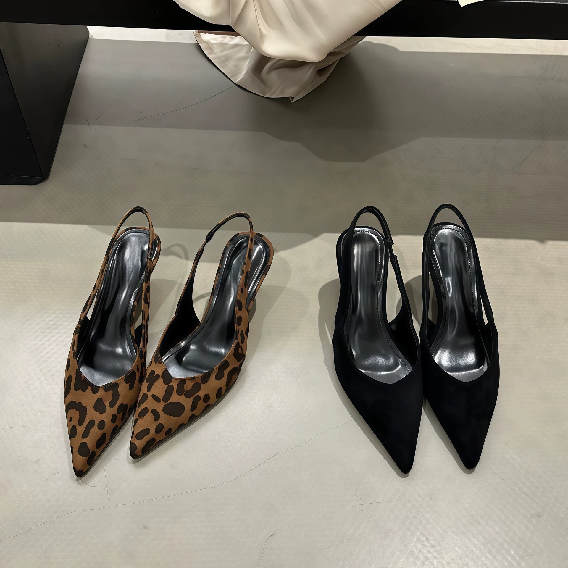 Chuyuji Sandálias Tornozeleira Bico Fino Leopardo Irregular Feminino Salto Cunha Camurça Retrô