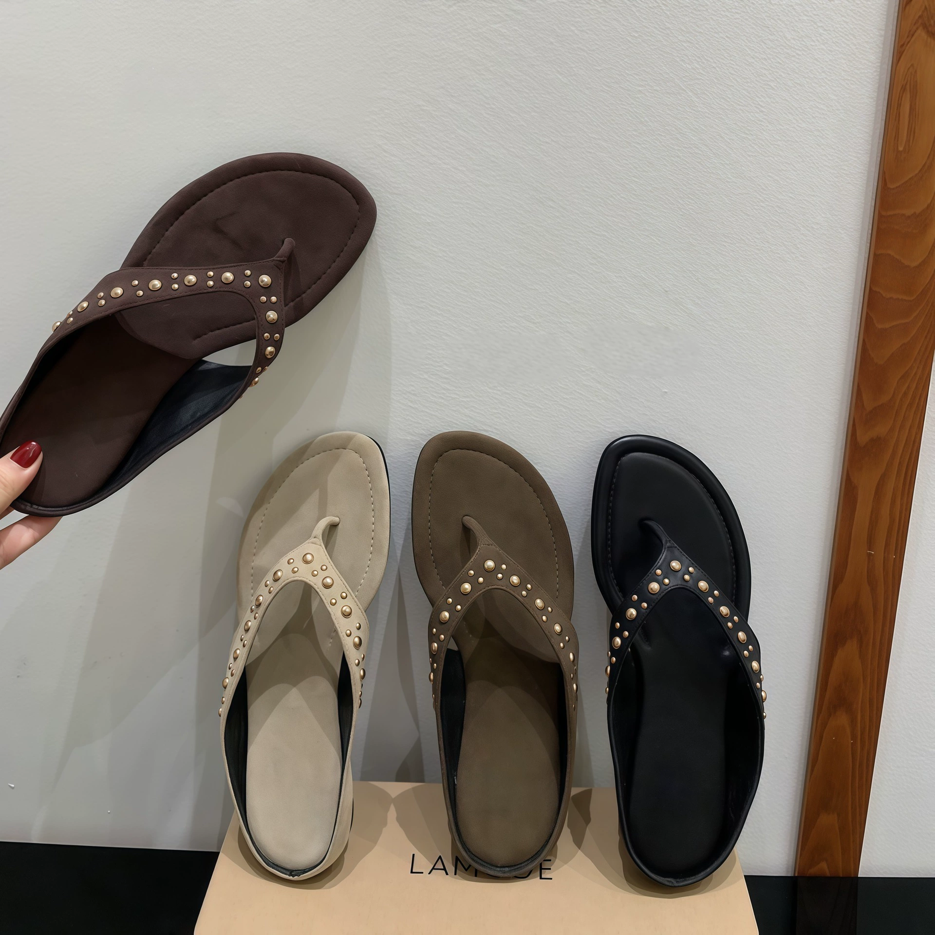 Sandálias de Tiras Chuyuji Femininas Vintage Rebites 2026 Verão Chinelos Praia Fashion