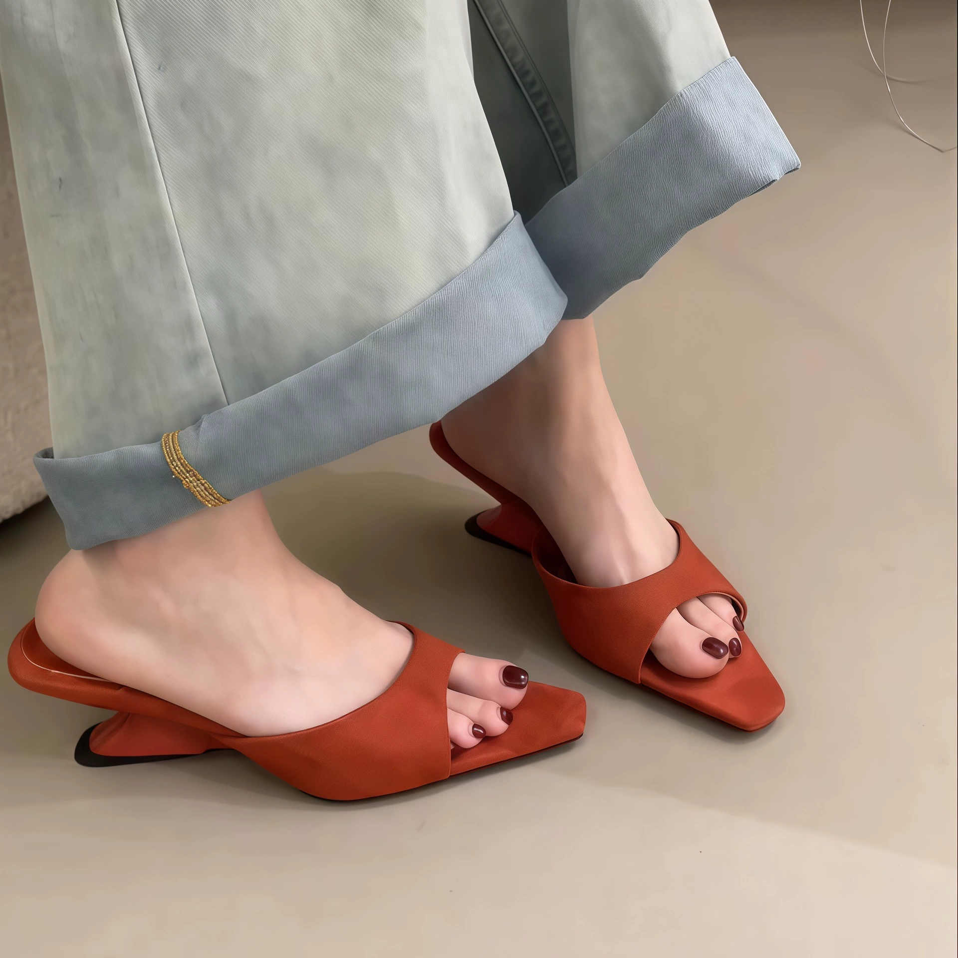 Sandalias de cuña francesas retro simples de terciopelo, punta abierta, una tira, verano, tacón medio