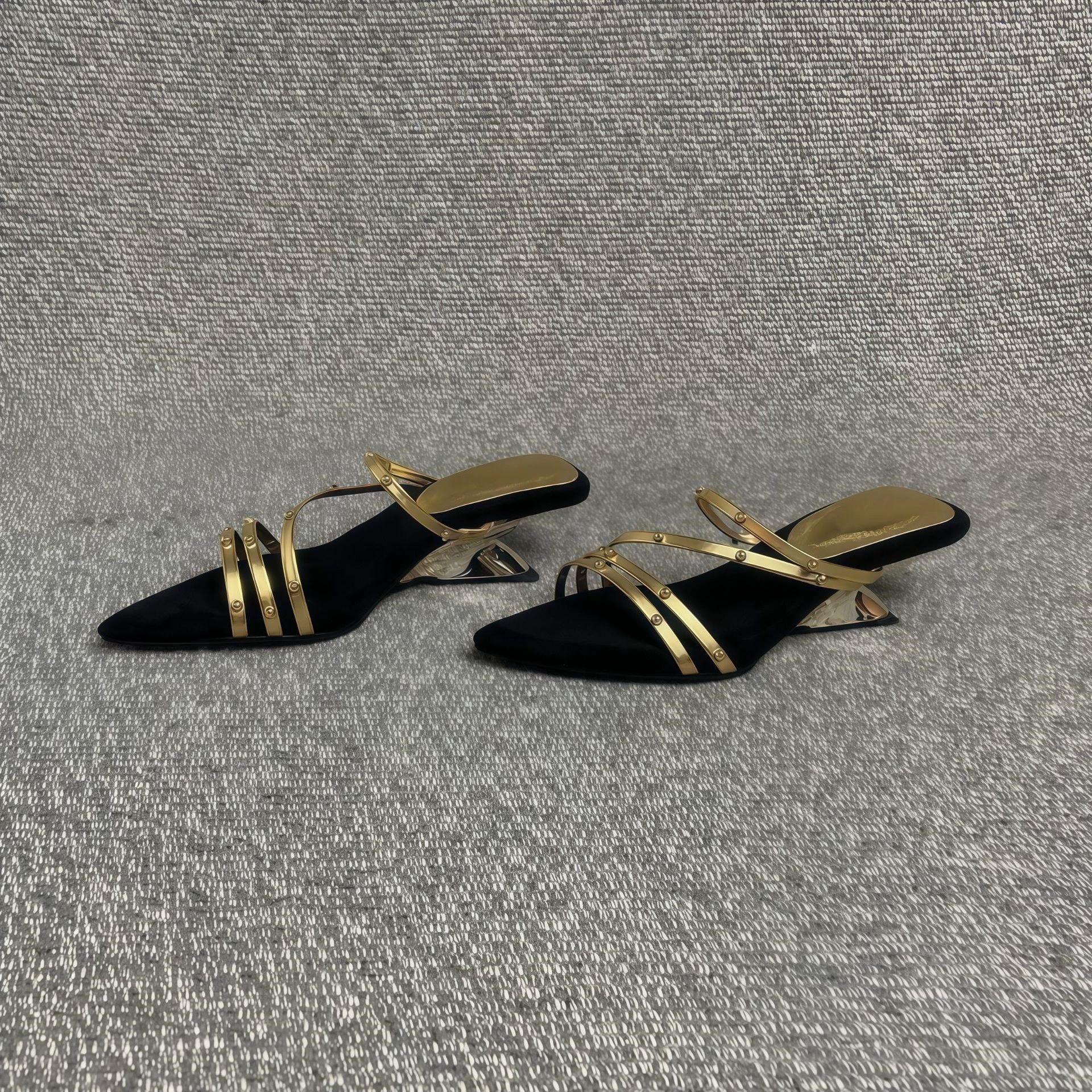 Chuyuji French Dünnriemen Nieten Spitze Pantoffeln für Damen Keil Party Bequem