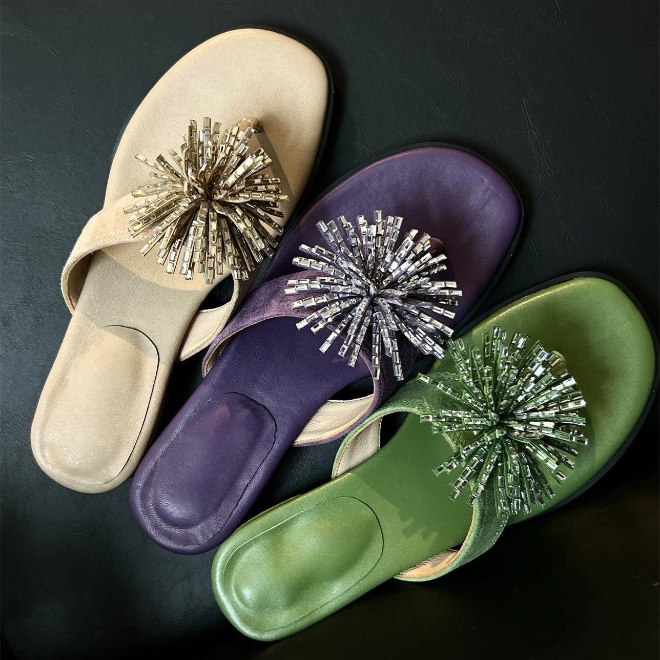 Sandalias de punta cerrada caladas con pedrería para mujer, planas casuales, verano