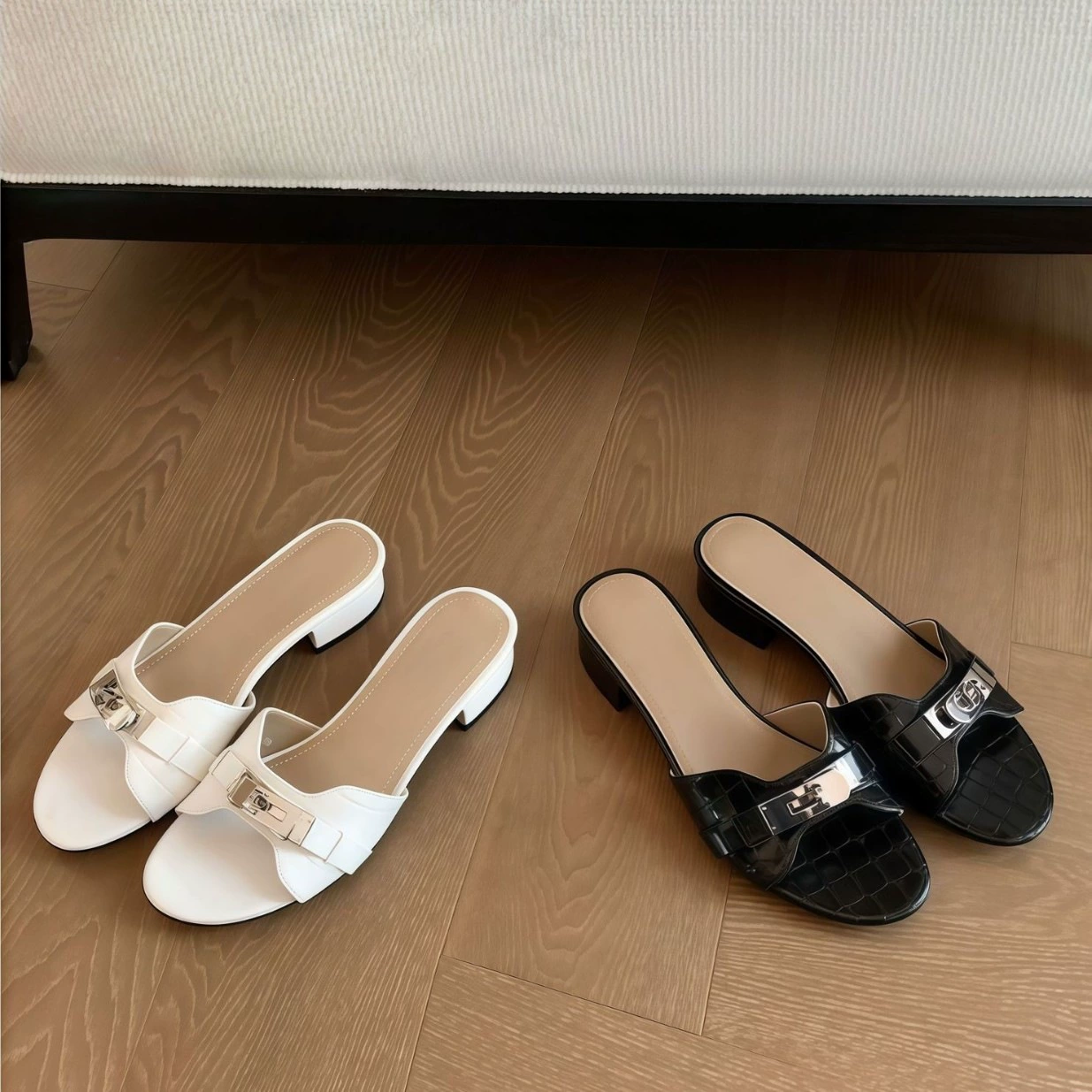 Mules de tacón bloque de 4 cm con textura cocodrilo y cierre de candado, estilo reina para mujer