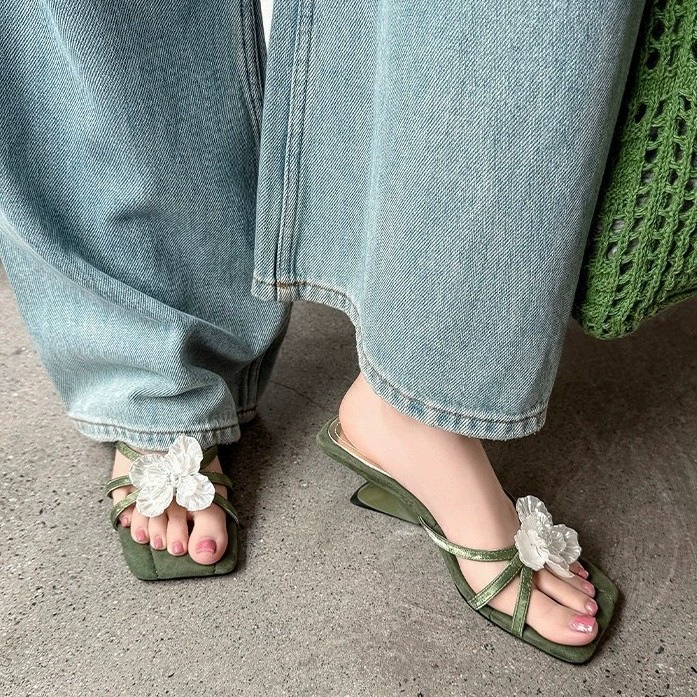 Sandalias retro de flores para mujer, nuevas 2026, punta cuadrada abierta, cuña vacacional