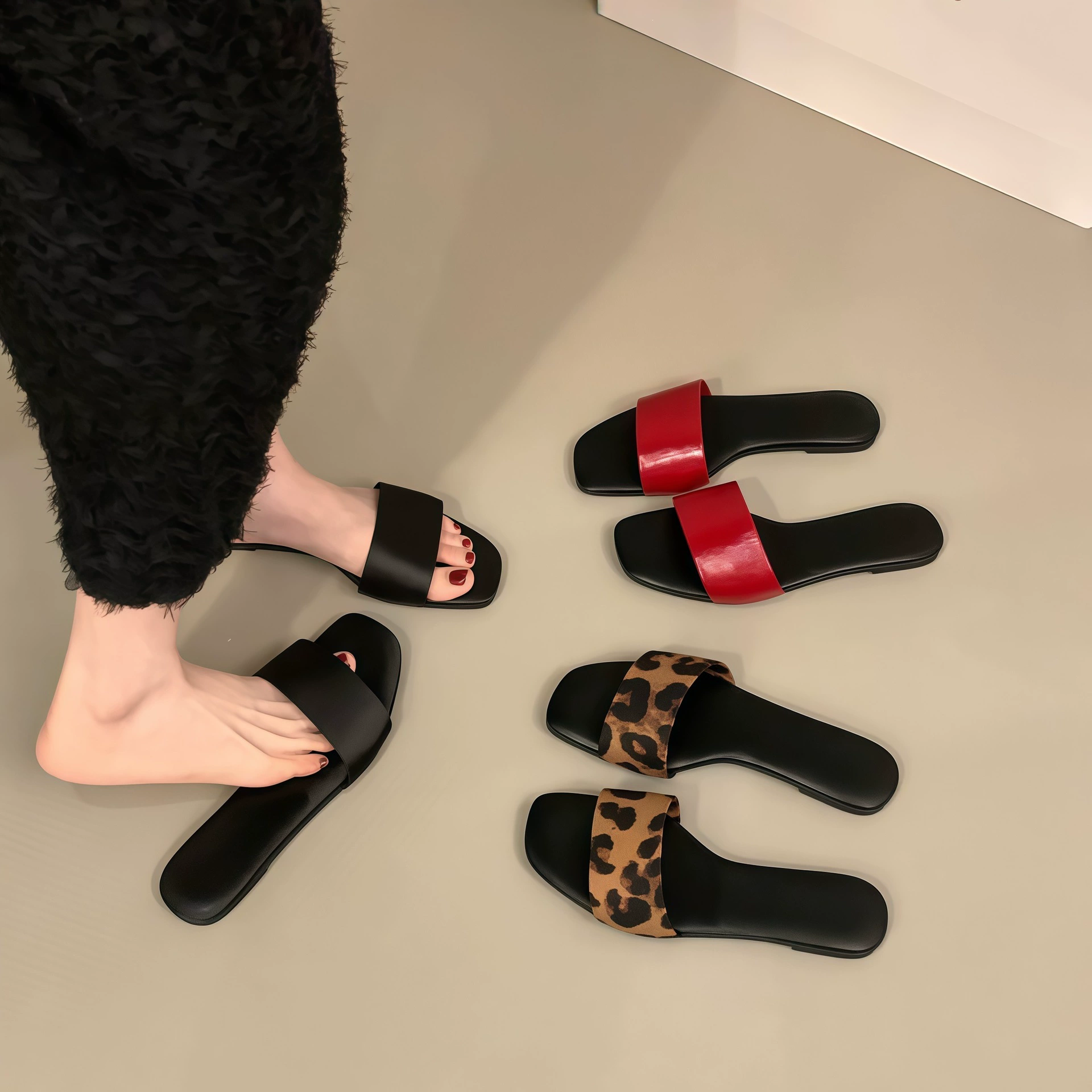 Sandalias planas de leopardo para mujer, verano 2026, sandalias rojas para vacaciones en la playa