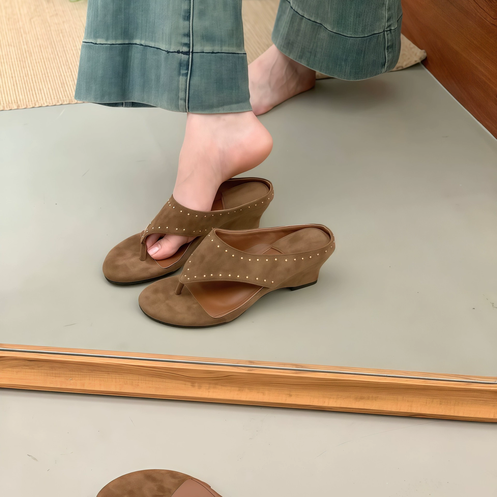 Chanclas de tacón alto vintage de gamuza marrón con anillo en el dedo para mujer, vacaciones de verano 2026