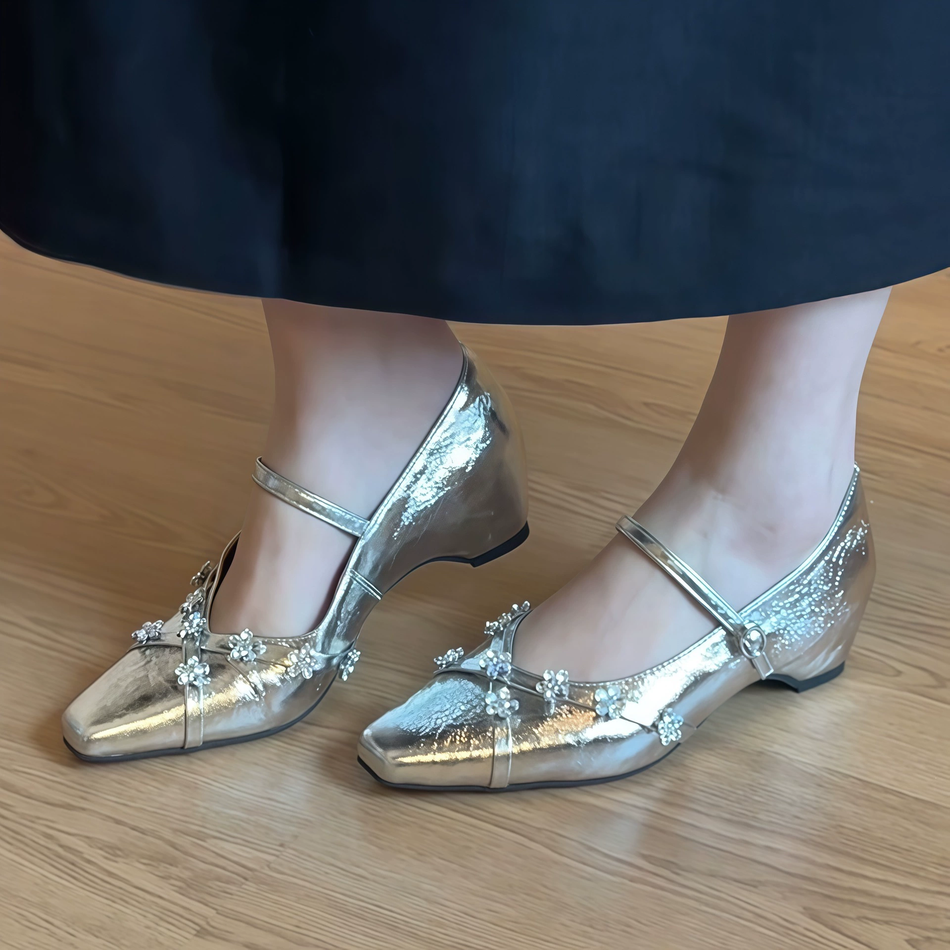 Zapatos Mary Jane franceses plateados de alta calidad con cuña oculta y flor