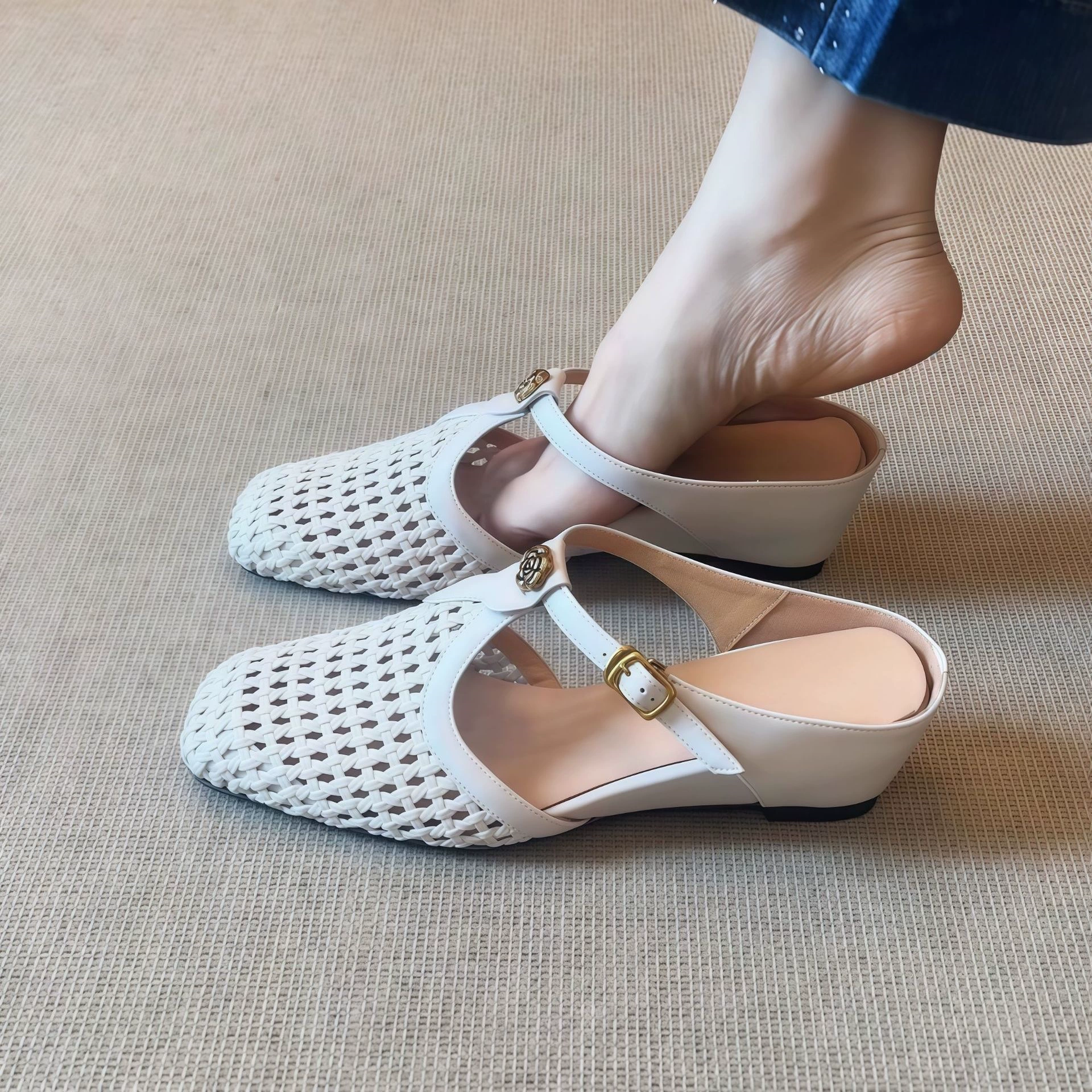 Slides de tacón oculto calados y transpirables con hebilla de camelia para mujer
