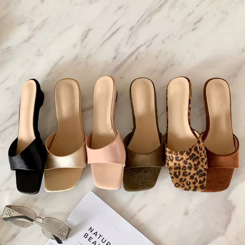 Verano Nuevo 3cm Cuña Francesa Punta Cuadrada Tira Ancha Estampado Leopardo Mulas Chanclas para Mujer