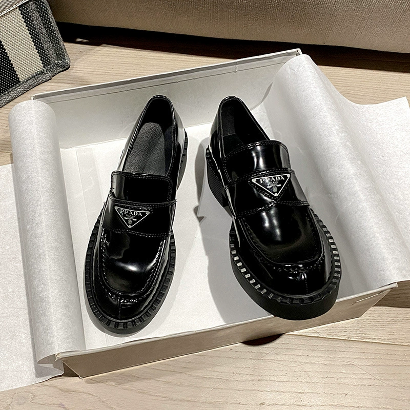 Mocassins Femininos Slip-On Preto Estilo Britânico Sola Macia Salto Chunky Conforto
