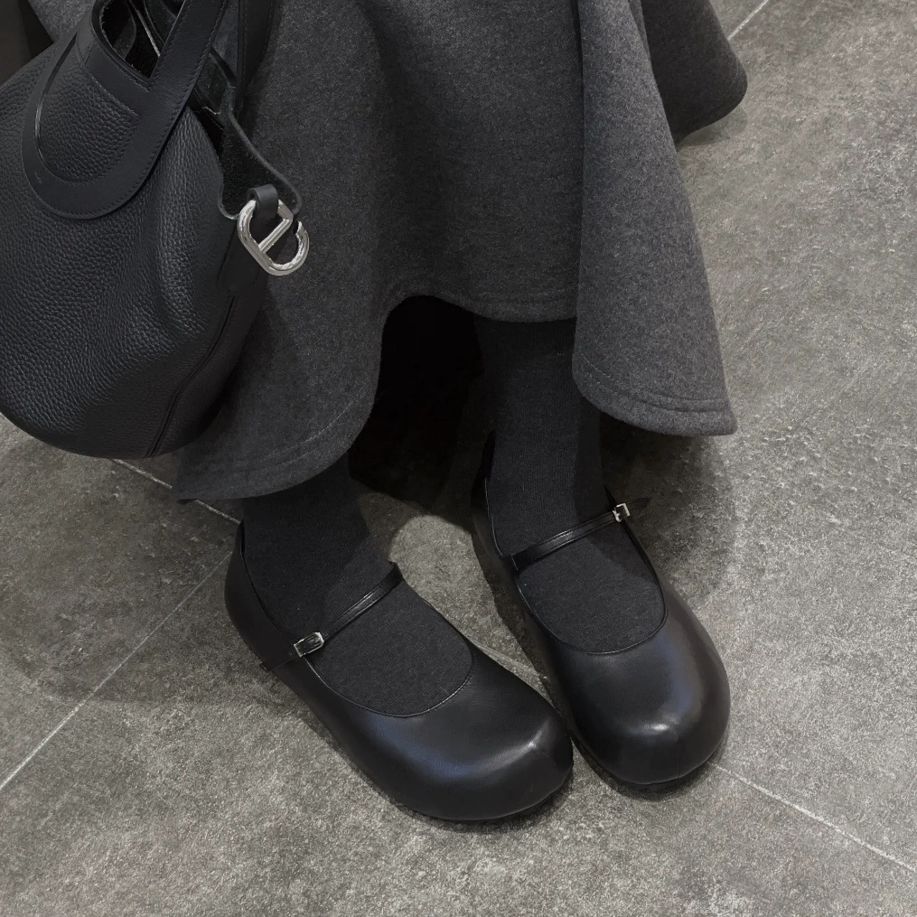 Europäische neue runde Zehen flache Riemchen-Mary Janes Damen, Frühling-Sommer neu Vintage-Ballett-Lederschuhe