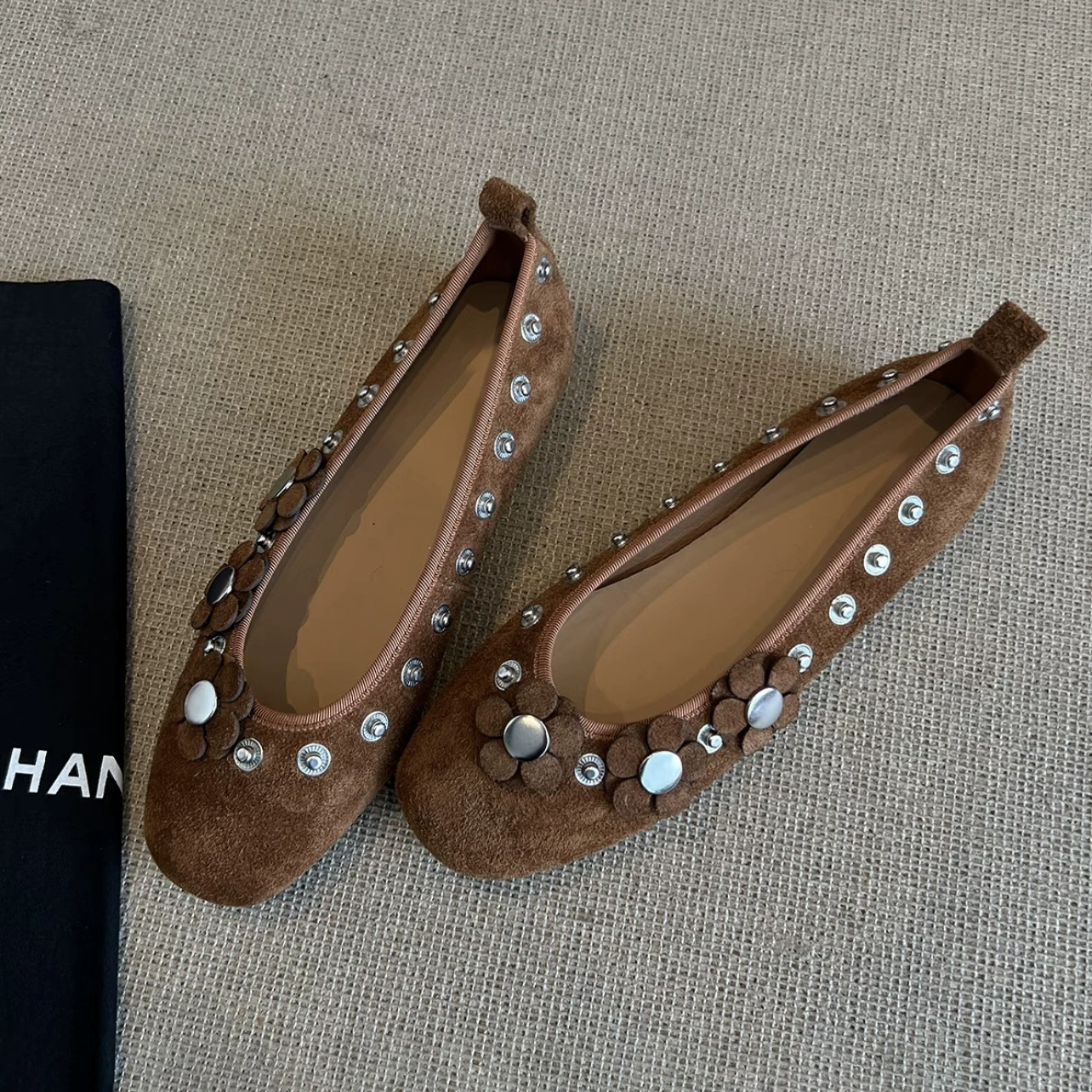 Neue Nischen-Nietenblume flache Mary Janes Damen, 2025 Frühling-Sommer neu Wildleder-flache Ballettschuhe