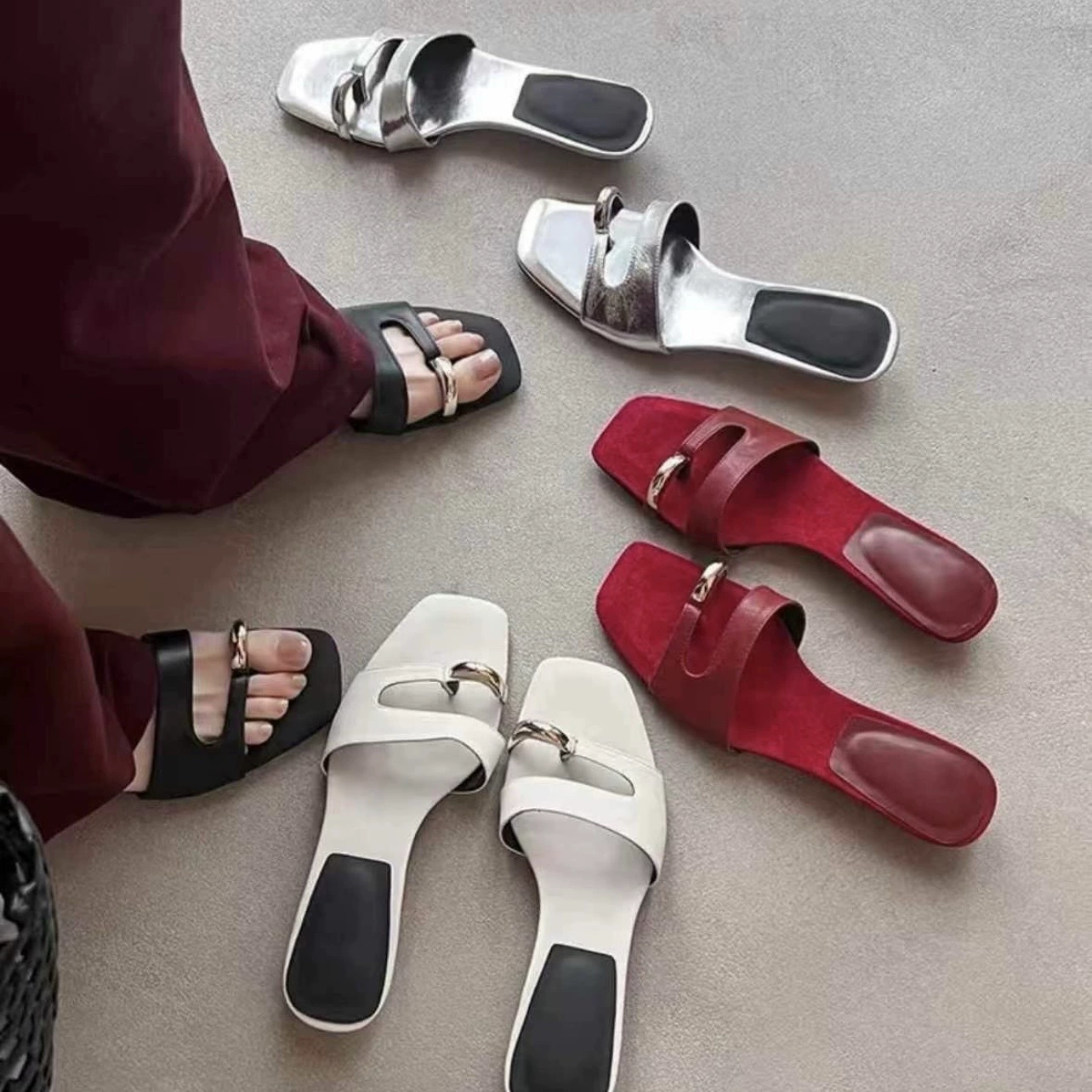 Neue elegante Pantoletten mit niedrigem Absatz für Damen 2025, quadratische Zehen, französischer Metallzehentrenner