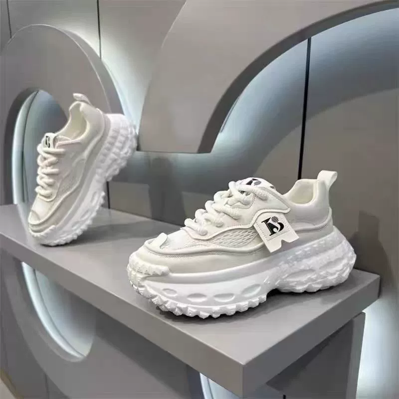 Zapatillas running casuales modernas con suela de neumático para hombre, invierno, zapatos dad blancos antideslizantes de suela gruesa que aumentan la altura